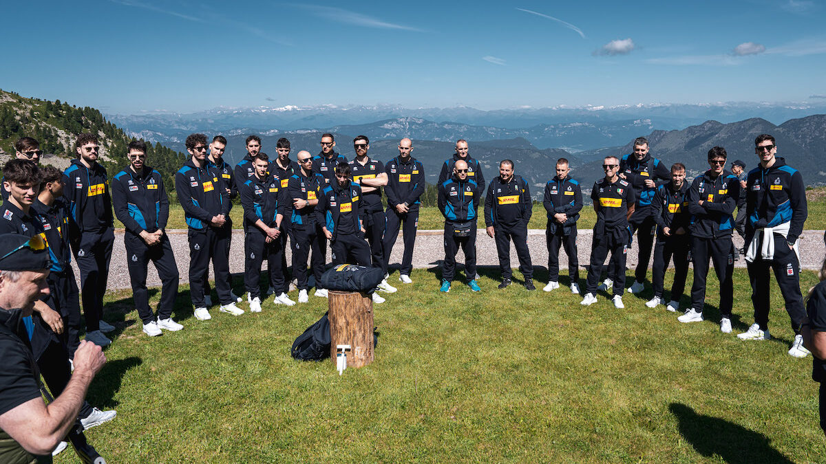 Gli azzurri del volley sull’Alpe Cermis a fare team building