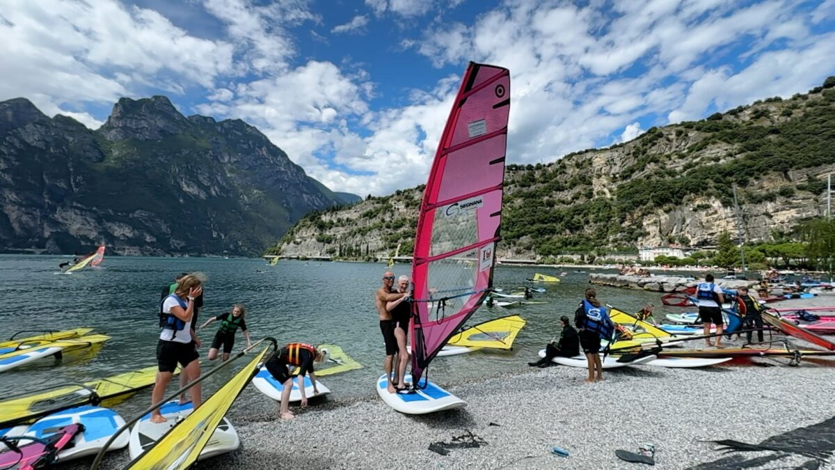 Il surf contro le barriere, a Torbole il progetto di Marco Aggravi