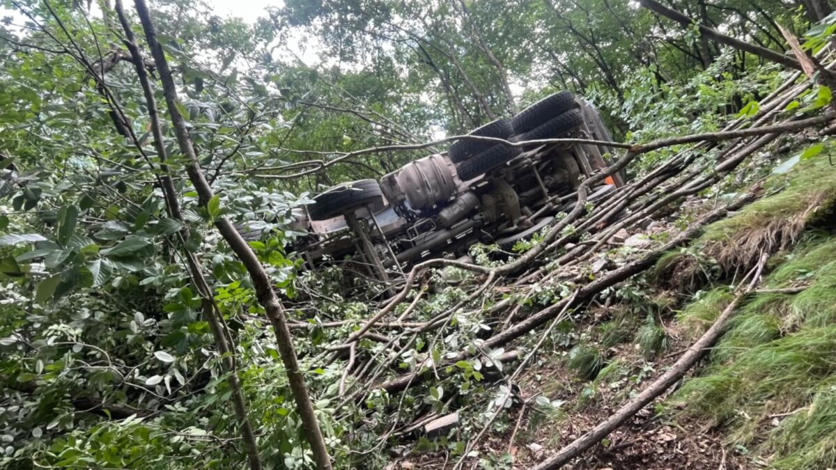 Laives, camion esce di strada e finisce nella scarpata