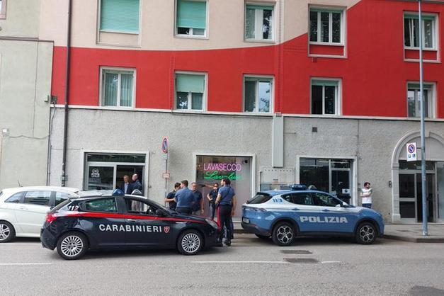 FOTO spara col fucile in strada 1