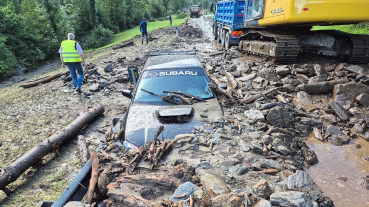 Frana travolge due auto a Senales: riaperta la strada