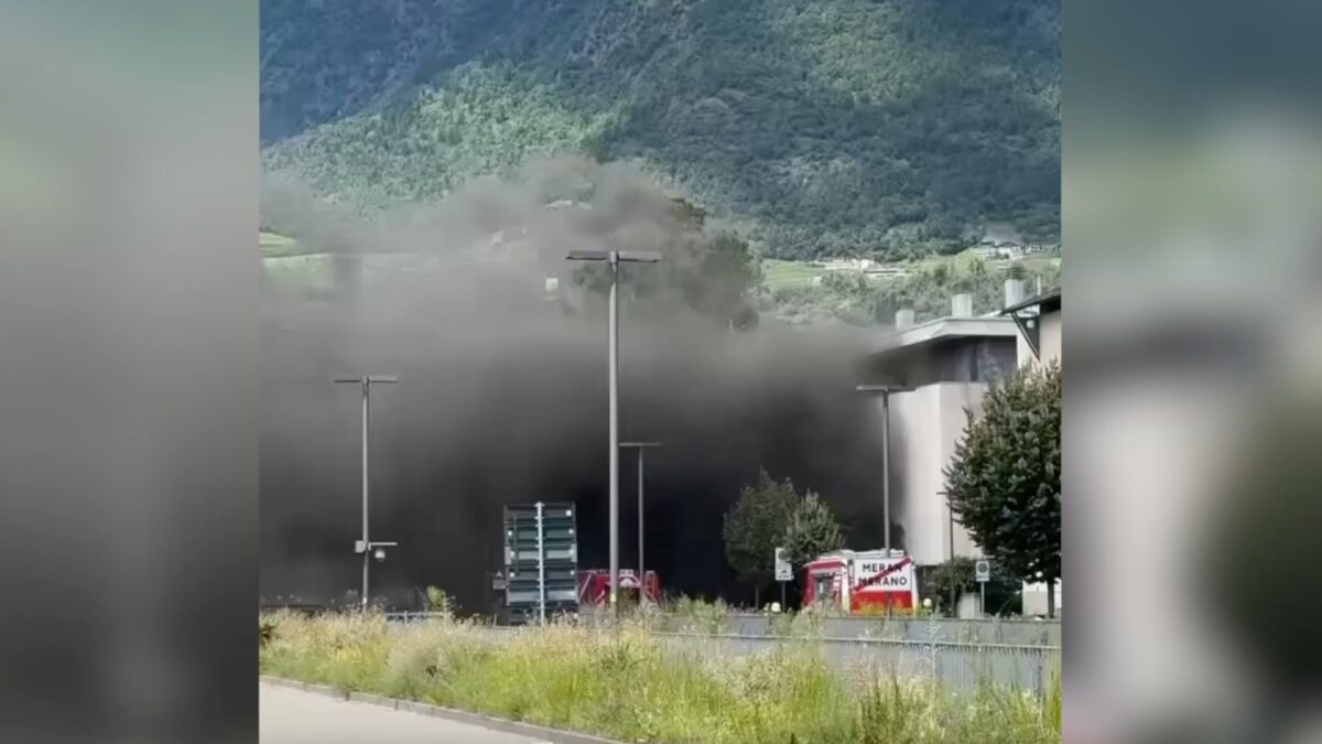 Merano: maxi incendio in via Laurin, densa nube di fumo
