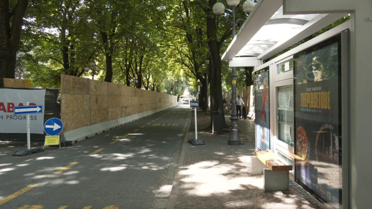 Fermata dei bus in via Stazione a Bolzano: lanciata una raccolta firme