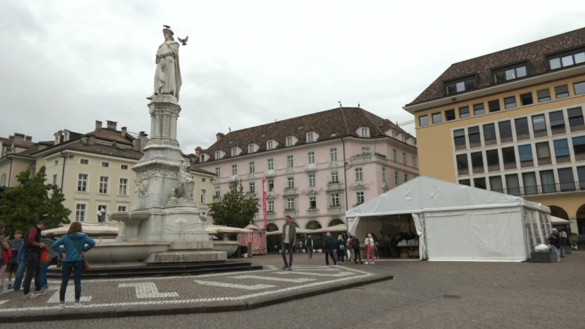 Inaugurato il “bazar dei libri” in piazza Walther a Bz