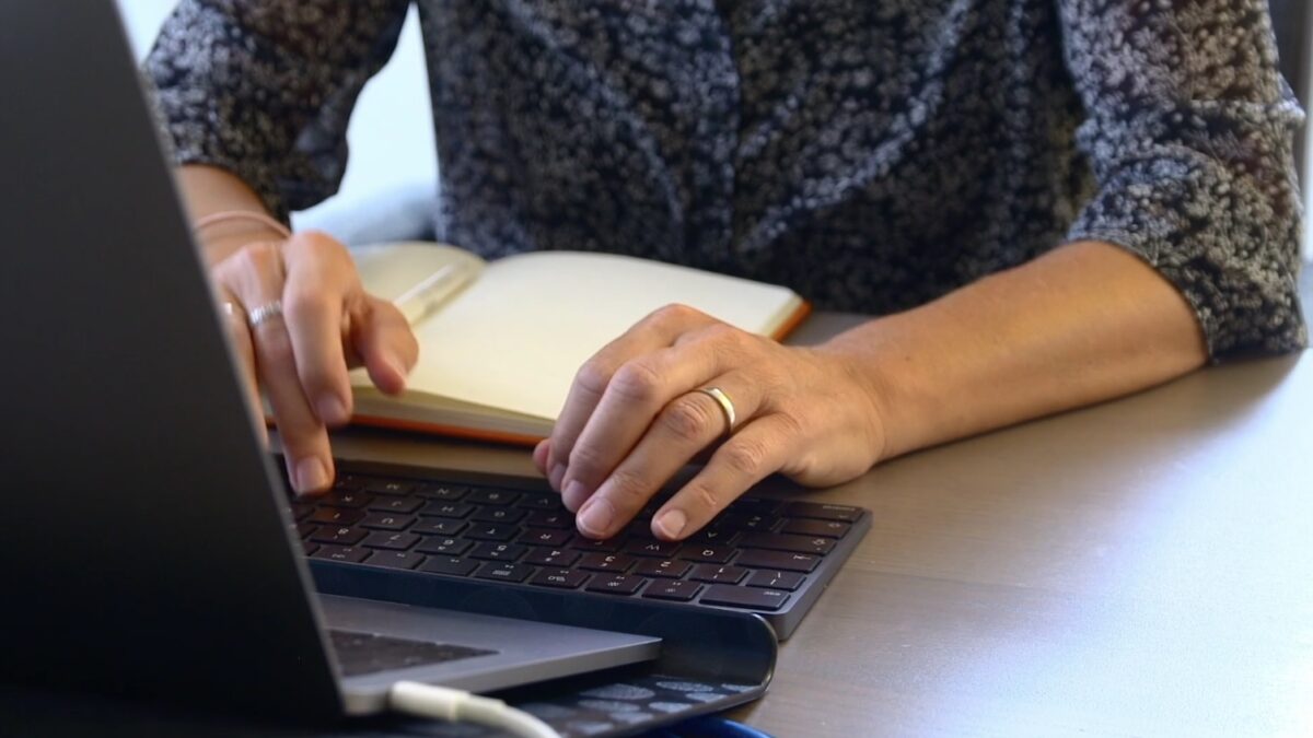 Lavoro, crescono le offerte ma anche i contratti precari