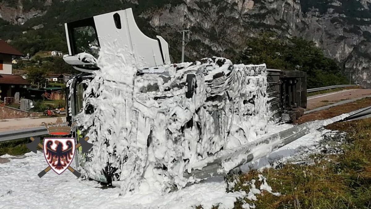 FOTO-camion-ribaltato-a-Grigno-1-aspect-ratio-1200-675