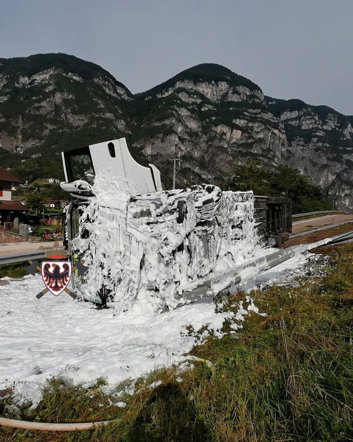 FOTO camion ribaltato a Grigno 1