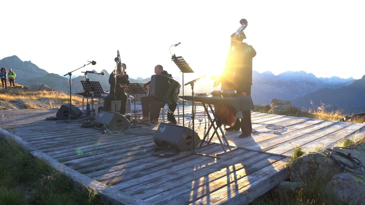 Alba dolomitica sulle note di contrabbasso, fisarmonica e sheng