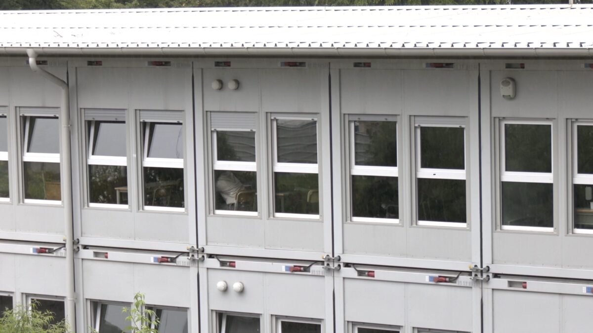 All’Istituto Pertini la scuola ricomincia nei container, come accade da ormai sette anni