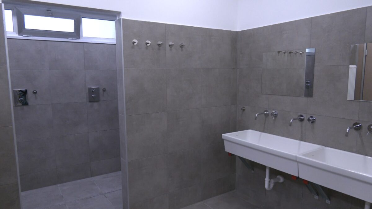 NUOVI BAGNI E SPOGLIATOI AL PALAMAZZALI BZ