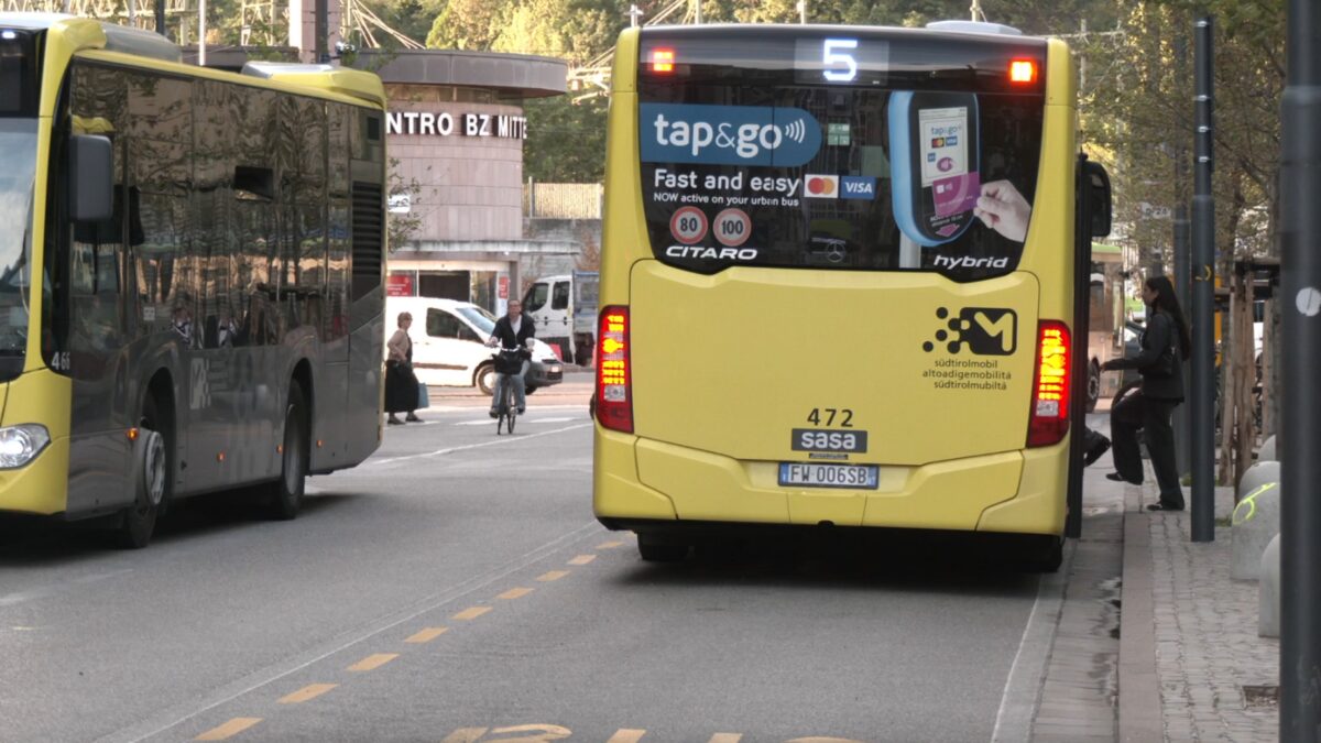Autobus in via Alto Adige: disagi per gli studenti