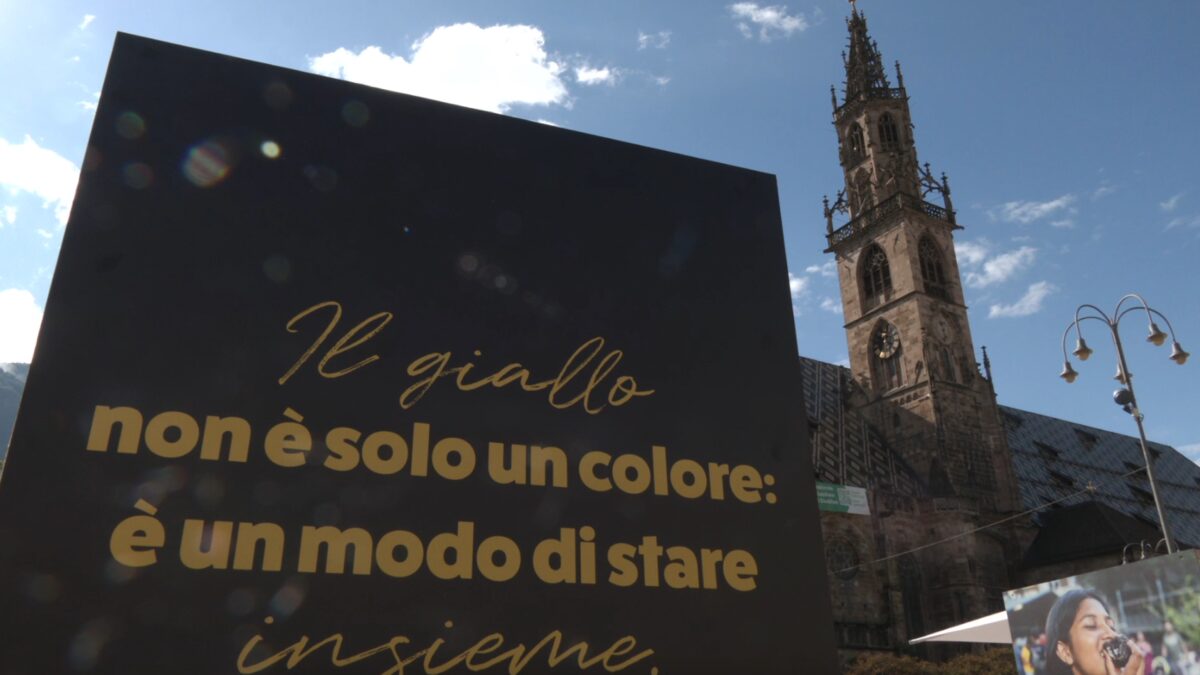 “Yellow day” a Bolzano: piazza Walther animata dai “gialloni” dei centri giovanili