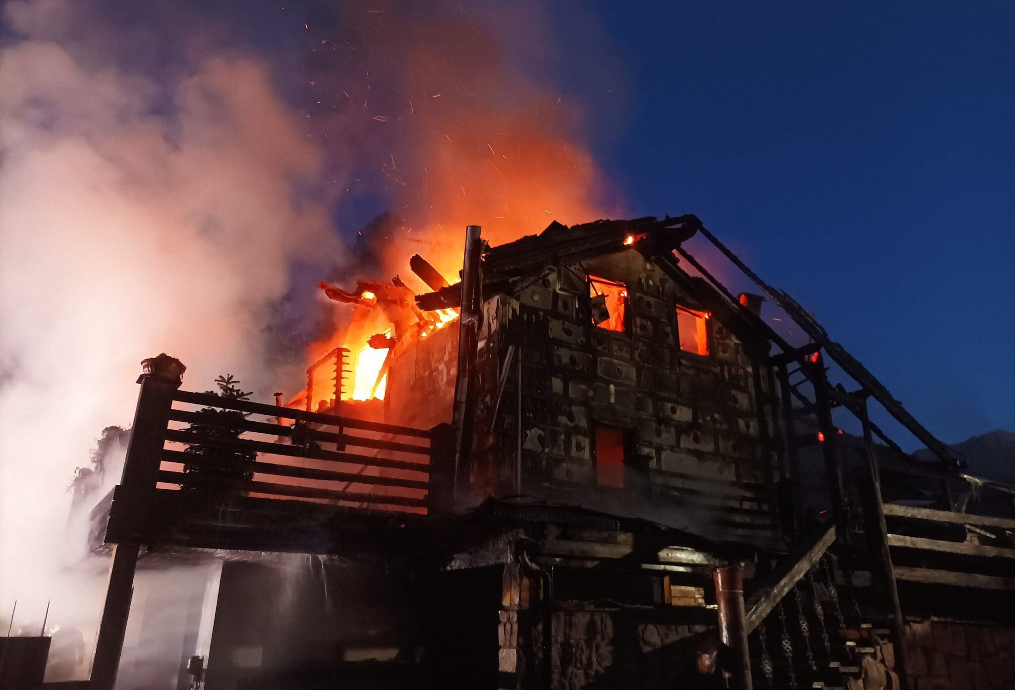FOTO-incendio-predazzo-2-aspect-ratio-2048-1392