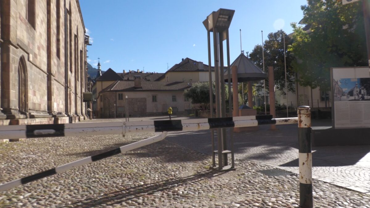 Cancelli dietro al Duomo di Bolzano contro il degrado
