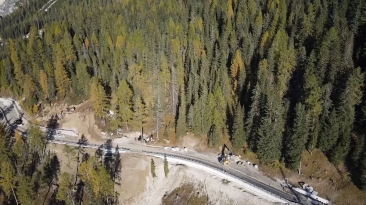 Lavori in corso per risanare SP37 nei pressi passo Valparola