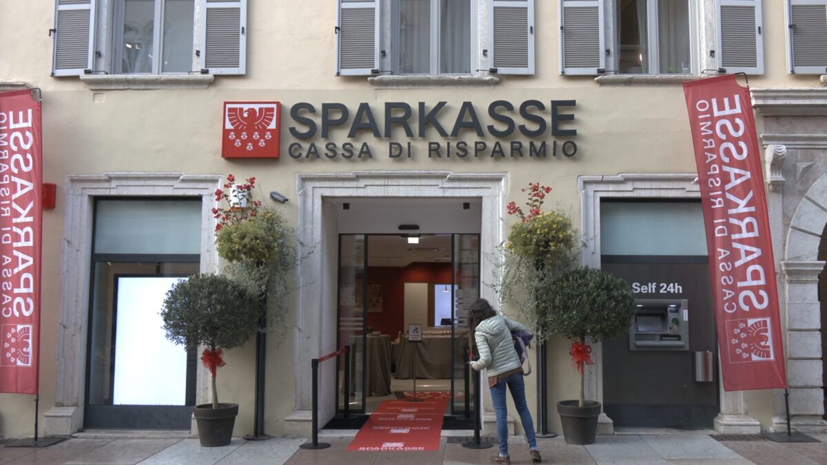 Restaurati gli interni di Palazzo Sani, in via Manci. La sede trentina di Sparkasse riapre al pubblico