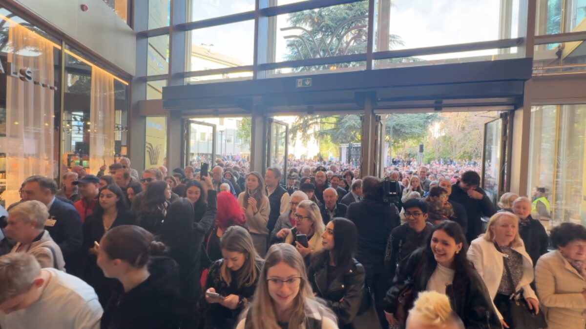 In migliaia per l’apertura del Waltherpark di Bolzano