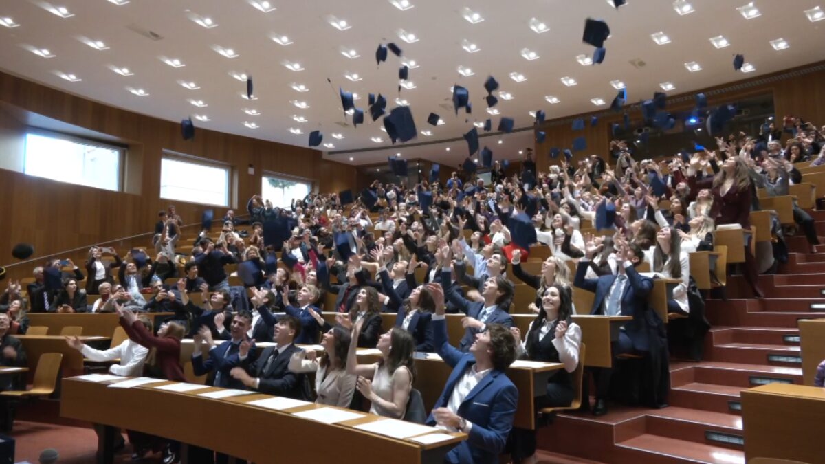 Lancio del tocco per i neolaureati di UNIBZ