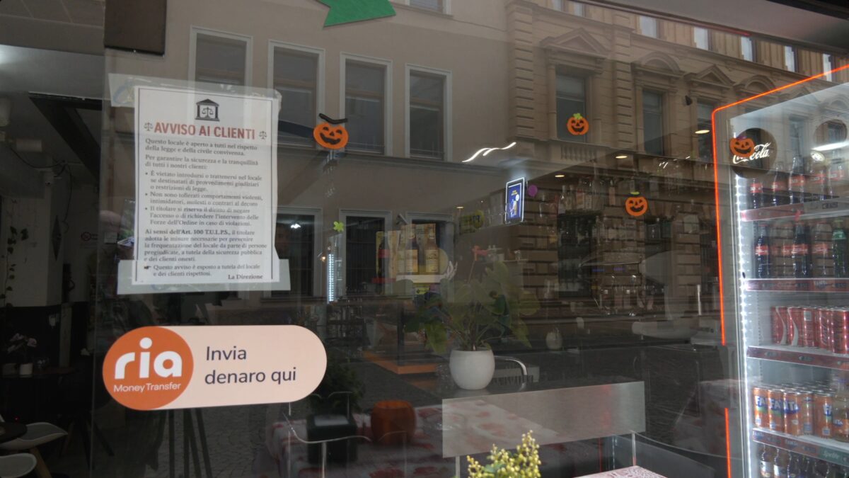 Bolzano: un cartello fuori dal bar per scongiurare la chiusura della Questura