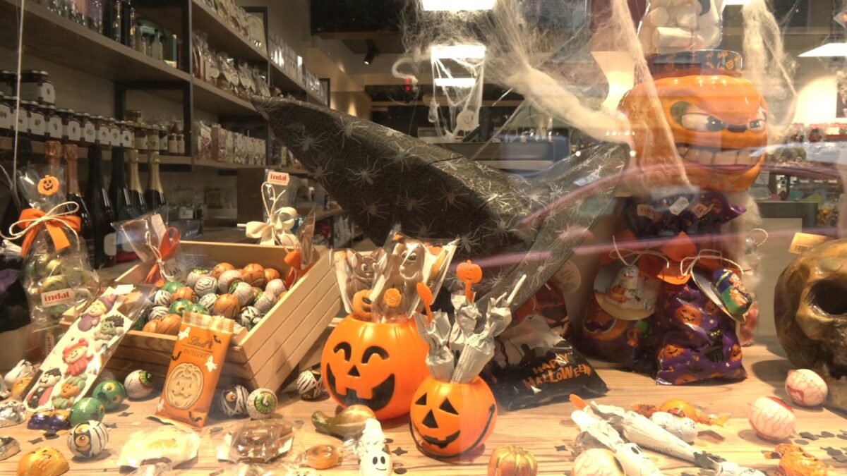 A Trento la festa di Halloween tra dolci, zucche e scetticismo