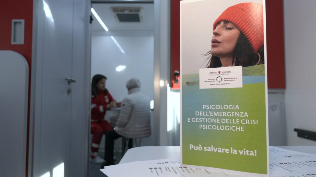 Croce Rossa tra la gente con l’ambulatorio mobile