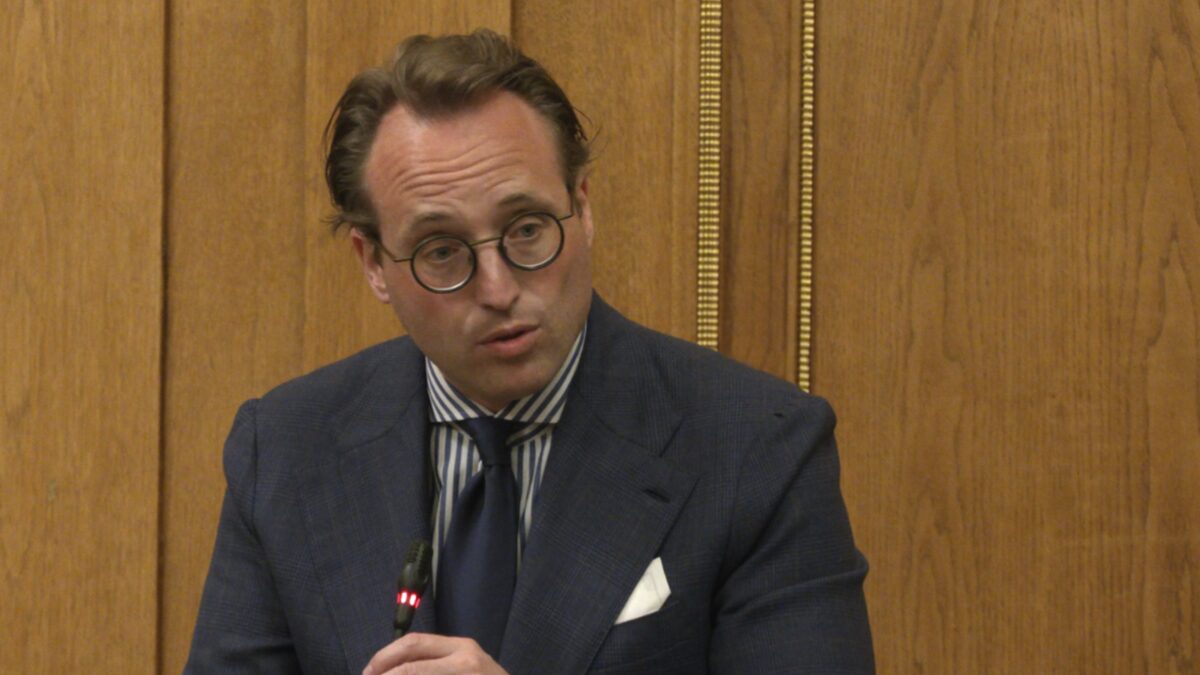 “Terra bruciata” intorno a Vettori: sindaco, maggioranza e opposizione chiedono le sue dimissioni