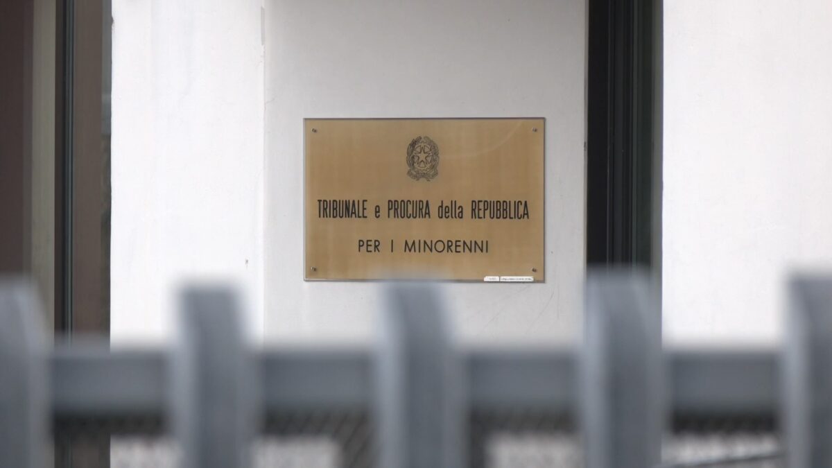 FOTO-14enni-violentano-coetanea-aspect-ratio-1200-675