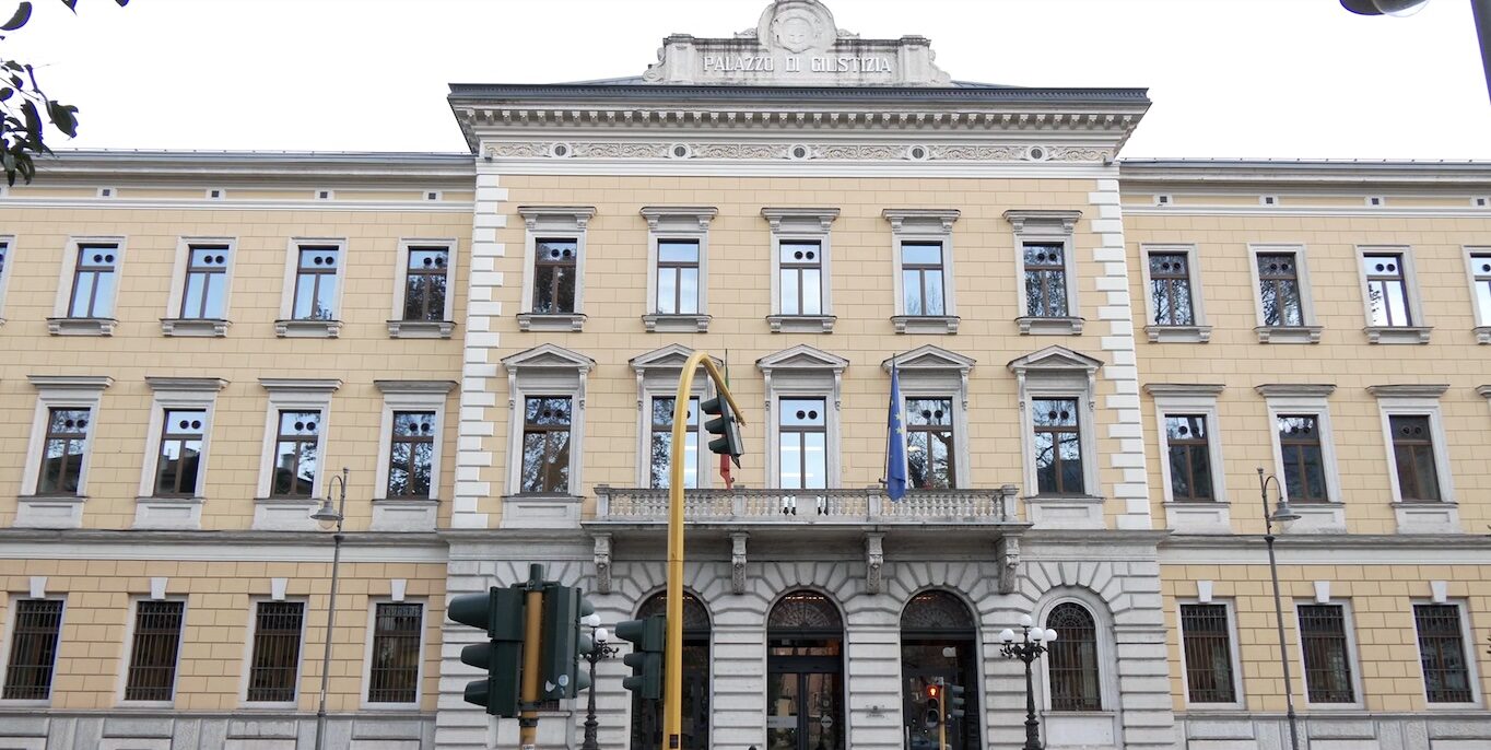 FOTO-bimba-molestata-aspect-ratio-1364-686