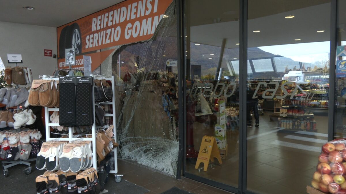 Area servizio Mebo: rubano un’auto e la usano come ariete per sfondare l’entrata