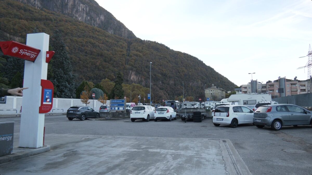 Bolzano: le roulotte bruciate di via Maso della Pieve rimosse dal benzinaio