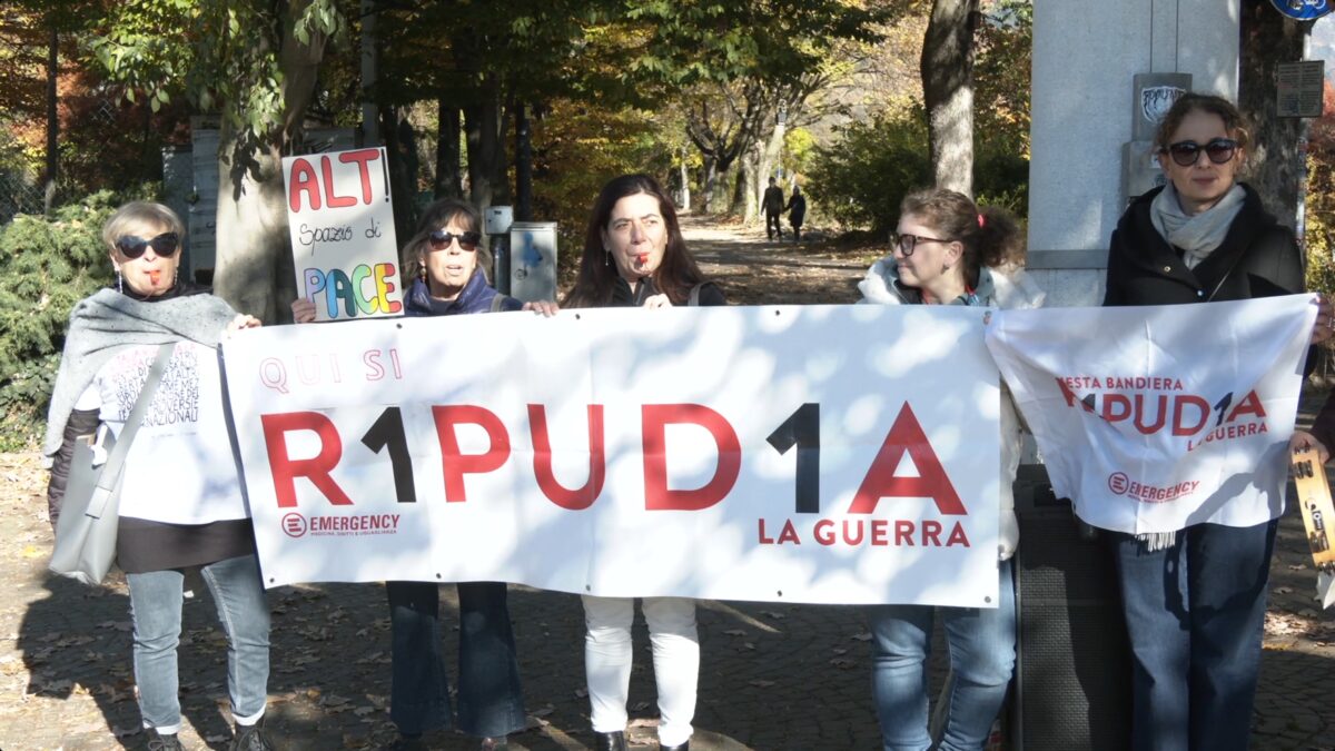Bolzano ripudia la guerra: flashmob di Emergency