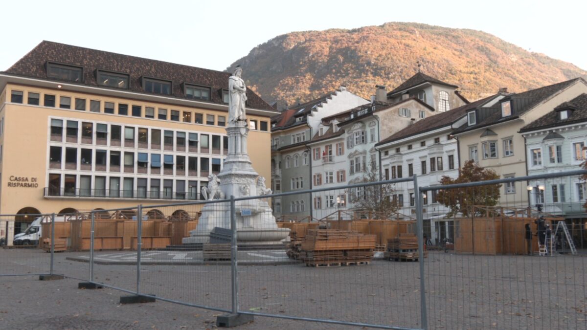 Piazza Walther transennata per allestire il Mercatino