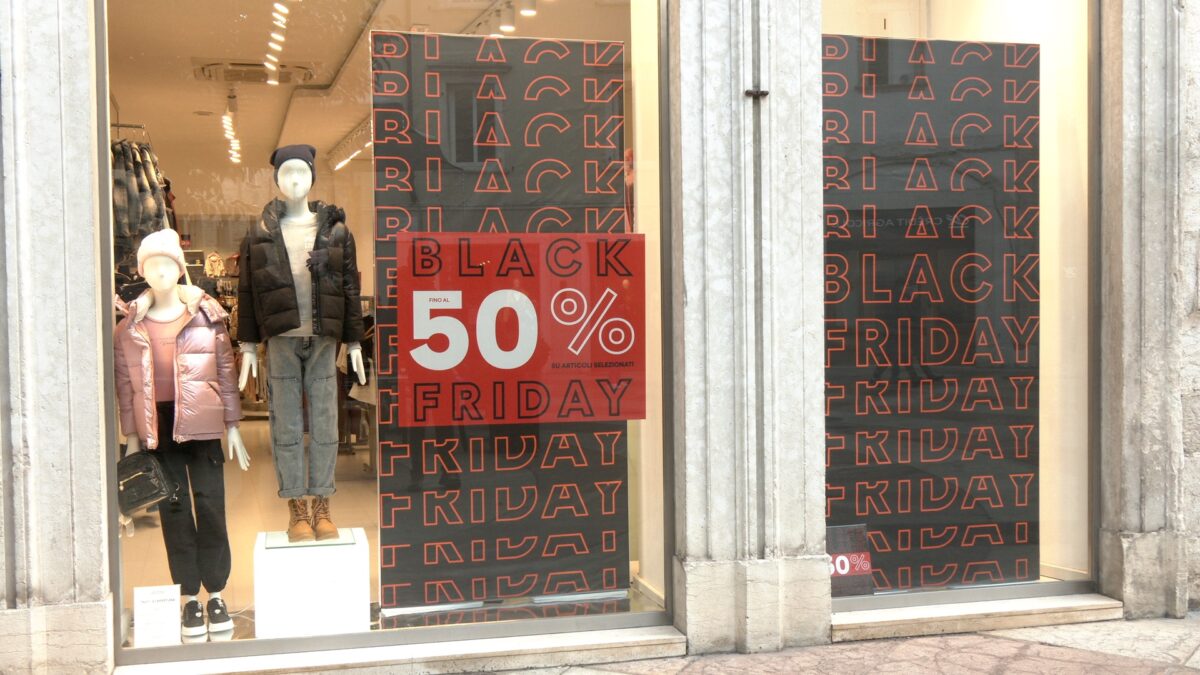 Black friday, occhio ai falsi sconti: i consigli dell’associazione consumatori