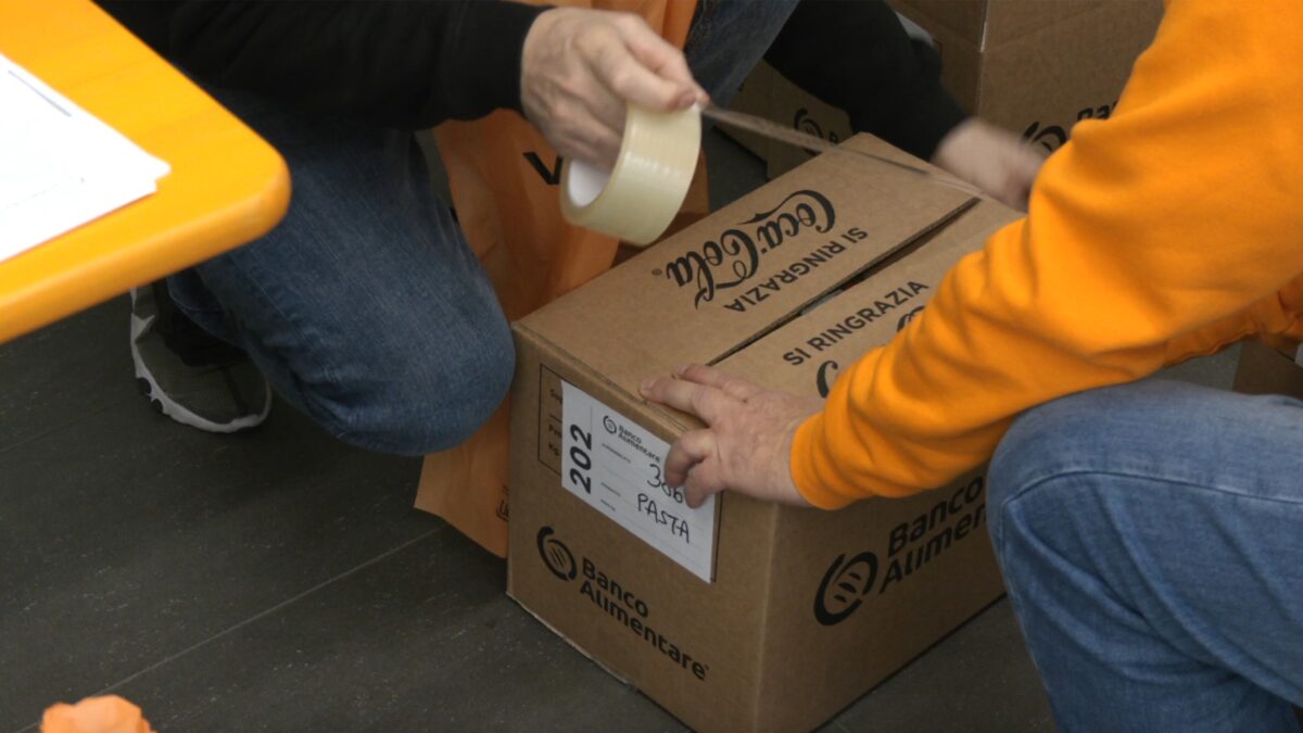 Allarme povertà: volontari nei supermercati per la colletta alimentare