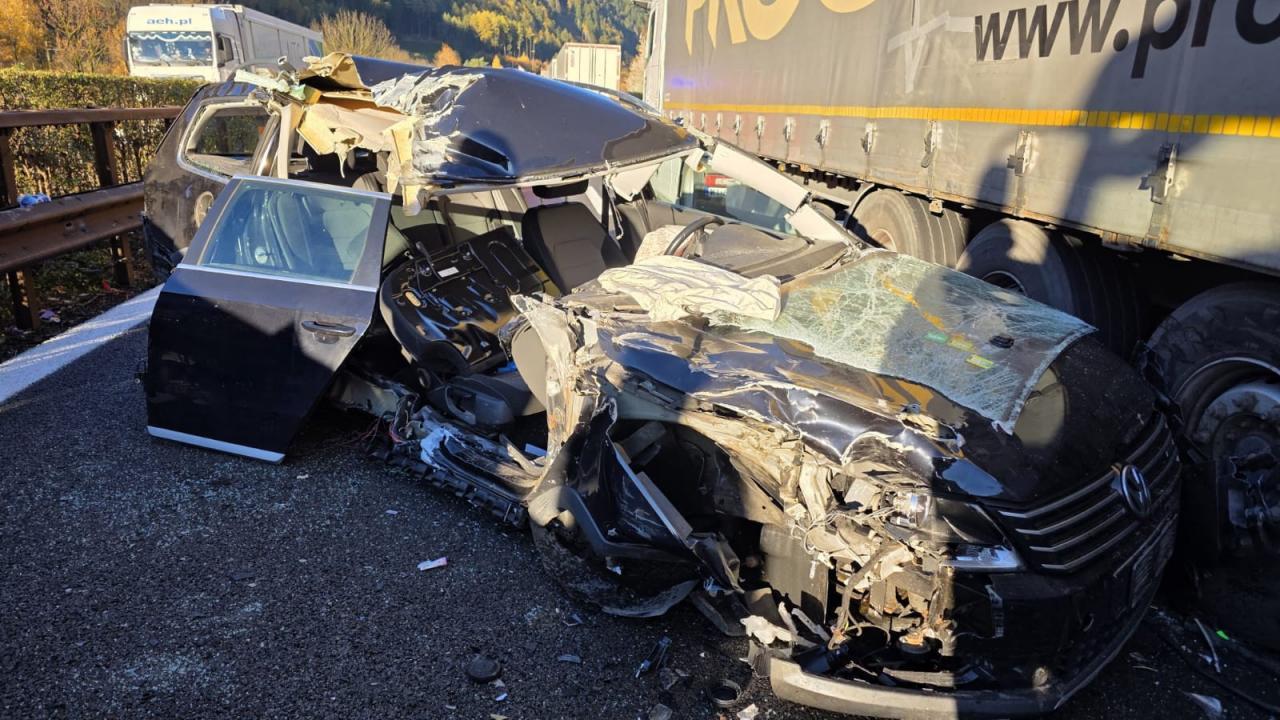 der-fahrer-des-unfallfahrzeugs-musste-von-einem-notarztteam-erstversorgt-werden