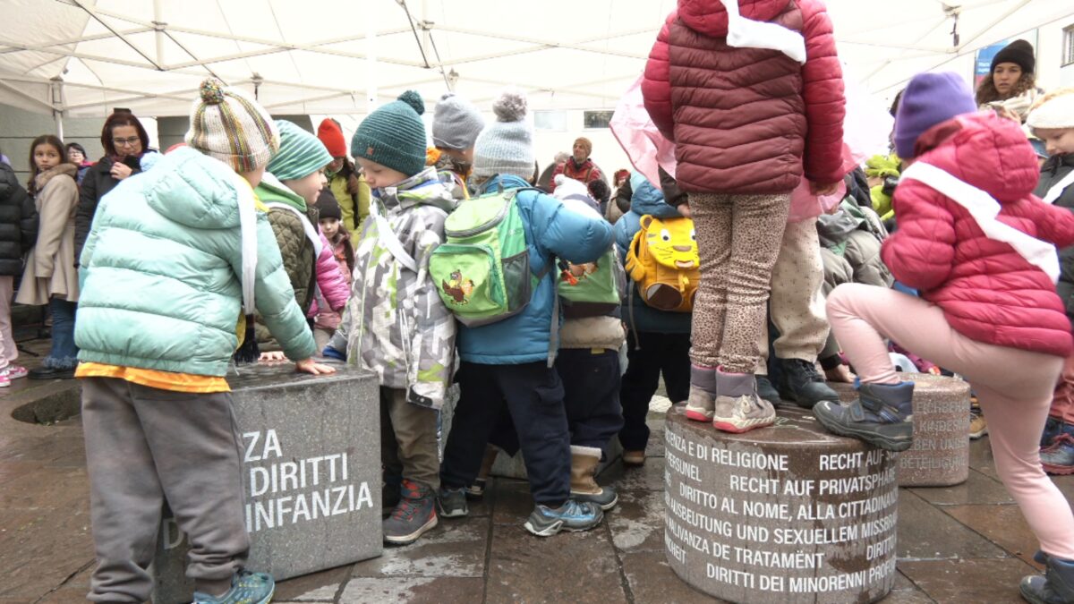 Bolzano: piazza Municipio diventa (simbolicamente) “piazza dei diritti dell’infanzia”
