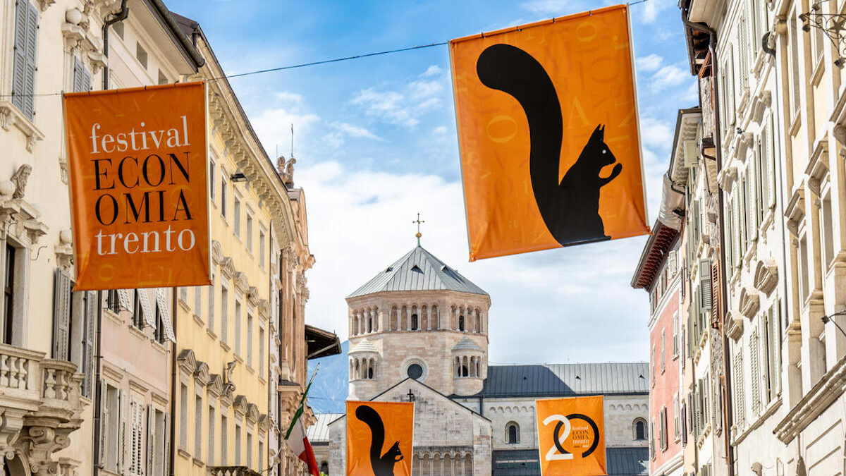 COLORE-Nella-foto-stendardi-con-Duomo-sullo-sfondo-imagefullwide-aspect-ratio-1200-675