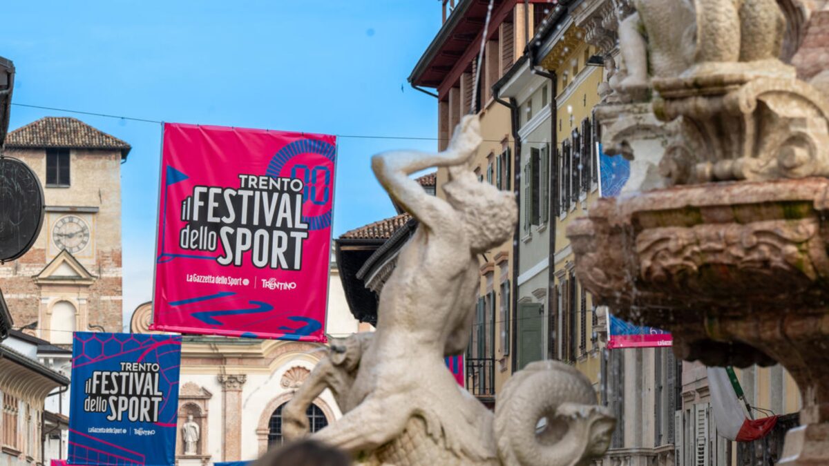 COLORE-Nella-foto-stendardi-del-Festival-in-via-Belenzani-imagefullwide-scaled-aspect-ratio-1200-675