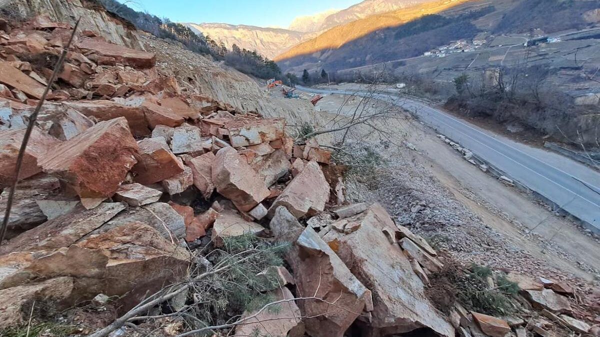 FOTO-crollo-porfido-albiano-aspect-ratio-1200-675