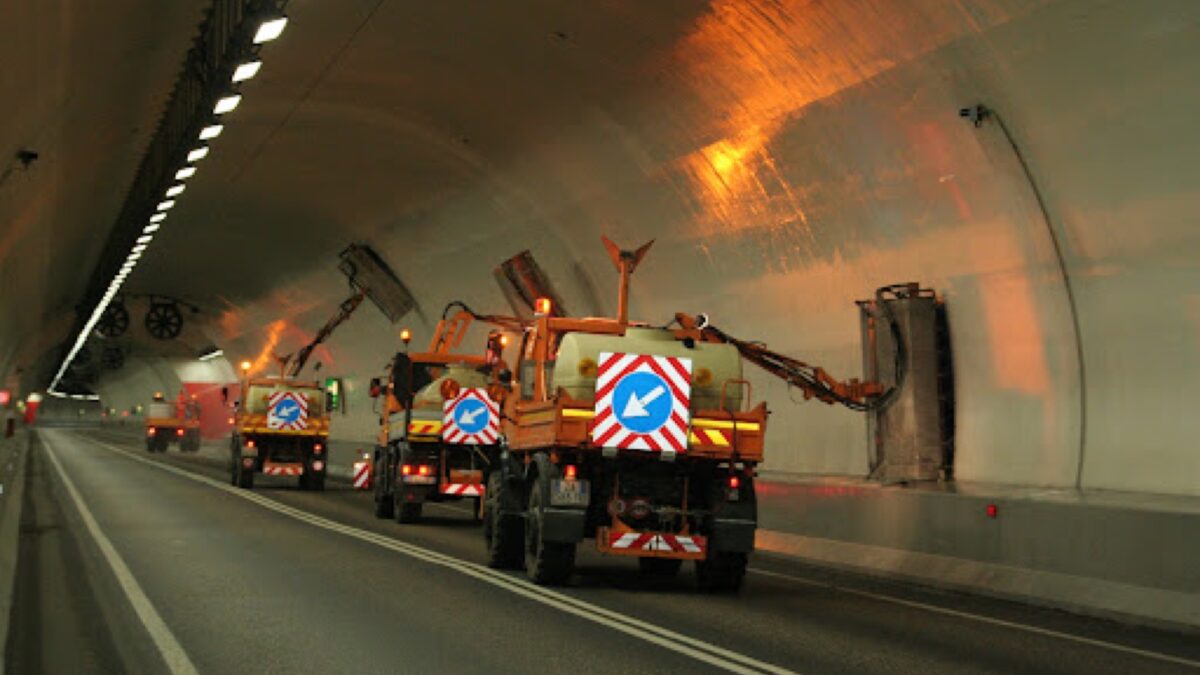 FOTO-operai-in-agitazione-3-scaled-aspect-ratio-1200-675