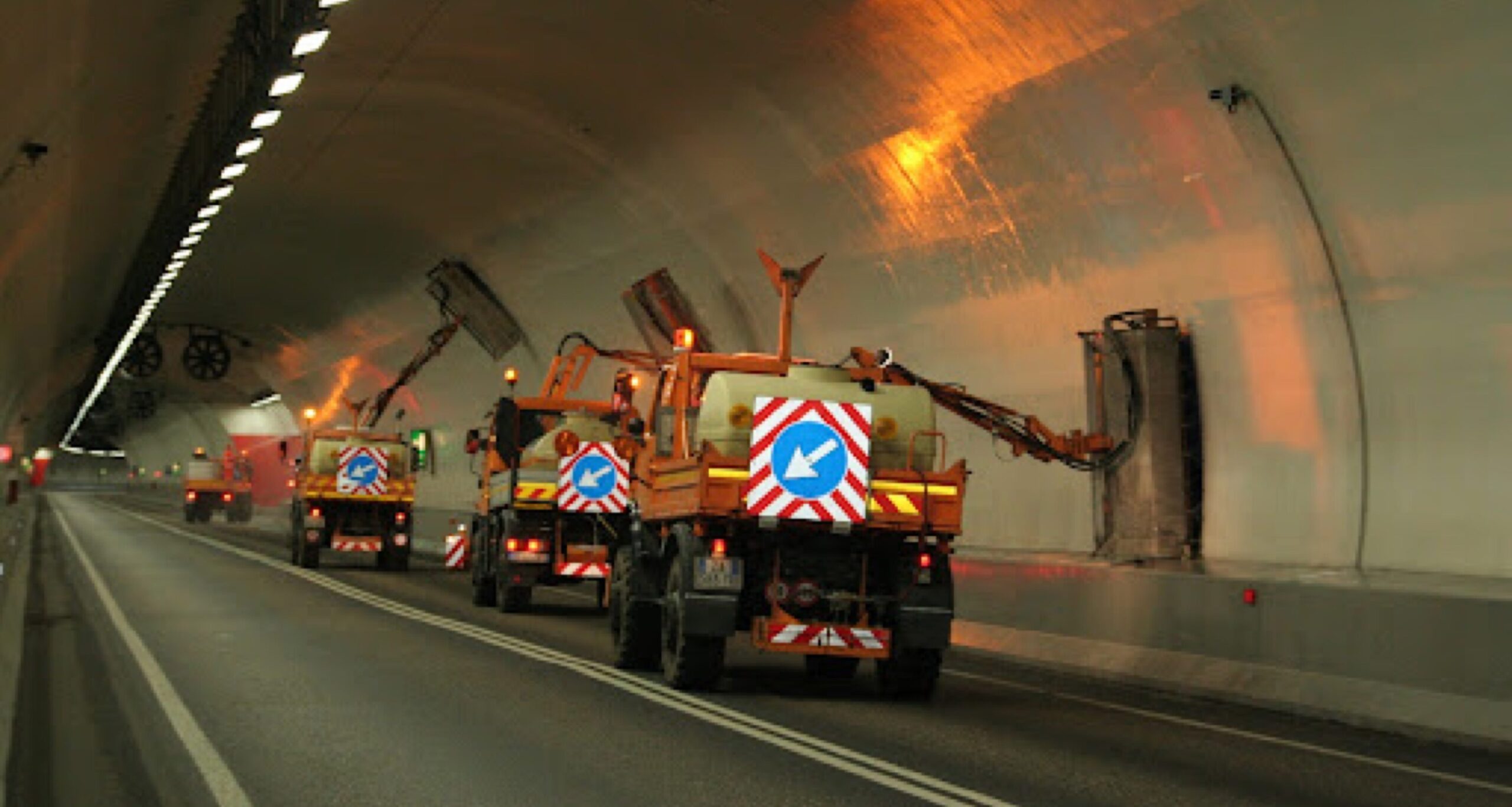 FOTO-operai-in-agitazione-3-scaled-aspect-ratio-2560-1366