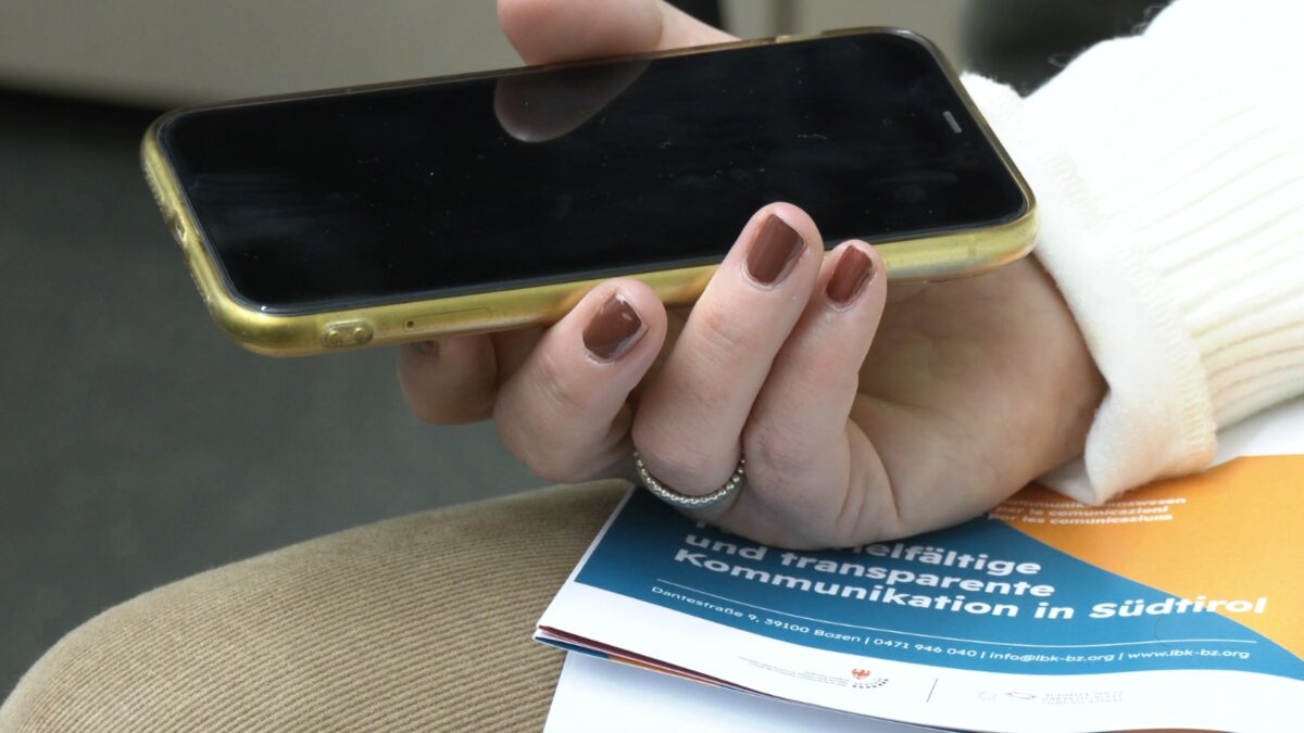 Smartphone, in Alto Adige arriva il patentino anche per i genitori