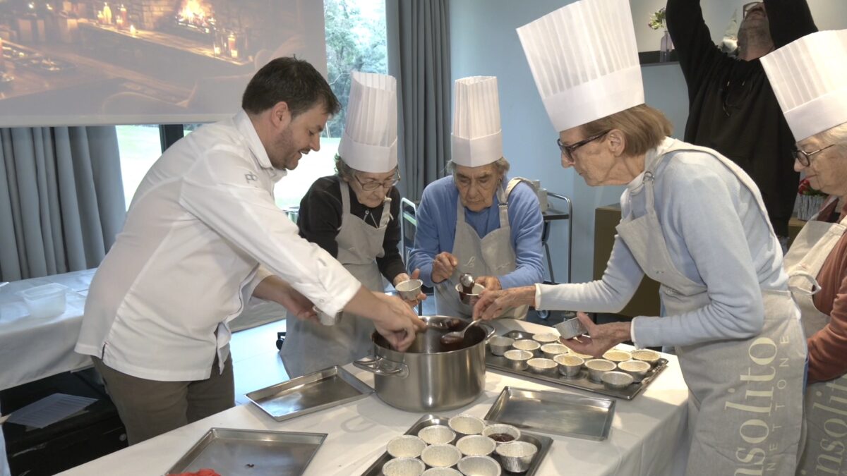 Trento, lo chef Peter Brunel in cucina con le anziane ospiti della residenza O’Santissimo