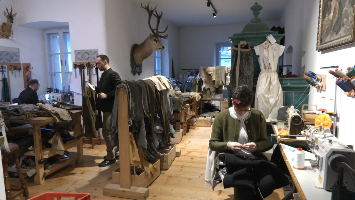 A Salorno l’ultima sartoria che produce lederhosen in Alto Adige