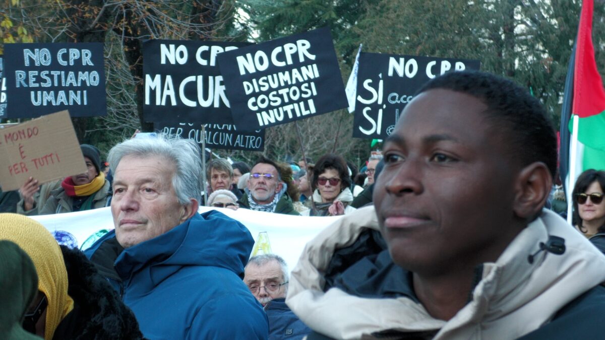 Immigrazione, in mille in piazza a Trento contro il progetto del Cpr