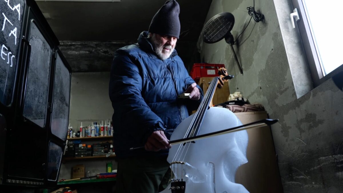 Un violoncello di ghiaccio per la fiaccola olimpica