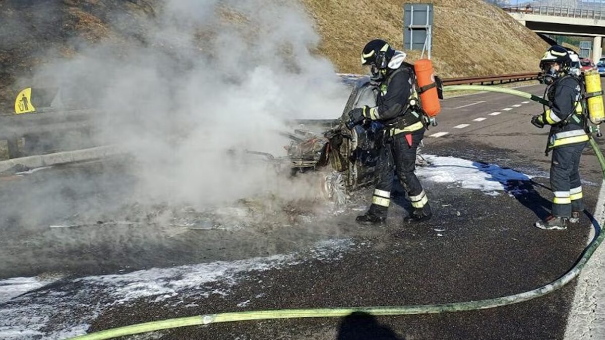 FOTO-auto-in-fiamme-in-A22-aspect-ratio-1200-675