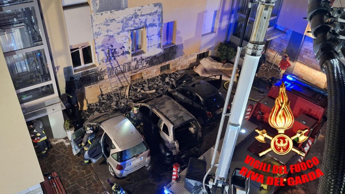 FOTO-incendio-auto-metano-1-aspect-ratio-1200-675