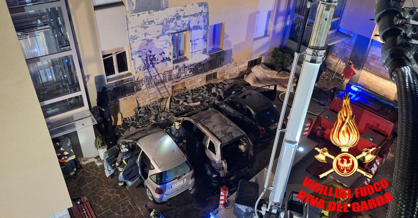 FOTO-incendio-auto-metano-1-aspect-ratio-1461-763