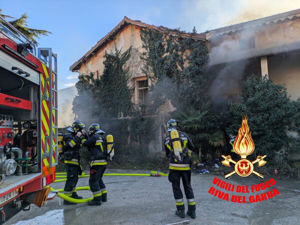 FOTO incendio casa abbandonata